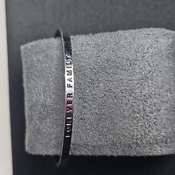 MANTRABANDS FOREVER FAMILY SILVERTONE BRACELET - Picture 2 of 8